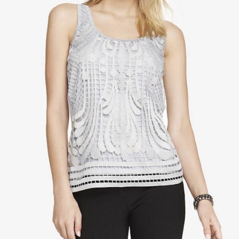 Silver tank top with crochet design💕